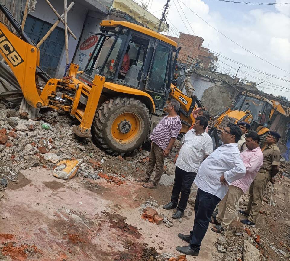 खनुआ नाला पर बने 305 दुकाने ध्वस्त ; 25 दुकानों पर बुलडोजर चलना बाकी