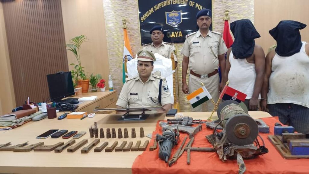 फर्नीचर दुकान की आड़ में चल रहा था अवैध हथियारों का कारखाना ; मुंगेर के दो कारीगर गि’रफ्तार