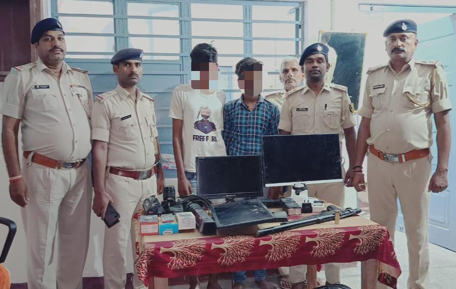 अवैध अग्नेयास्त्र के साथ दो अपराधियों को चो’री के सामान के साथ पुलिस ने किया गि”रफ्तार