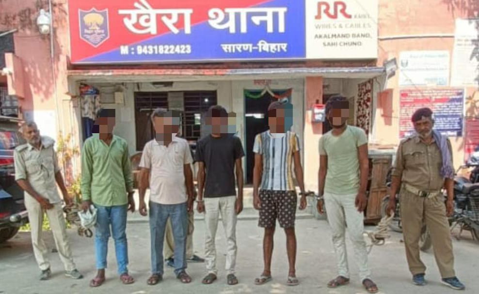विदेशी श’राब के साथ पांच धं’धेबाज गि’रफ्तार ; 3 बाइक जब्त