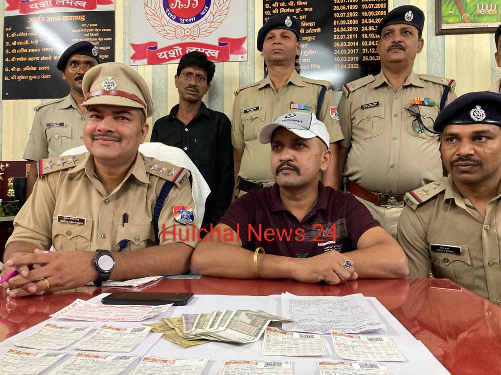 छपरा जंक्शन RPF व CIB की टीम ने सामान्य एवं आरक्षित टिकटों की हे’राफेरी कर रेलवे को लाखों का चूना लगाने वाले गिरोह का किया प’र्दाफाश ; एक शातिर की हुई गिरफ्तारी