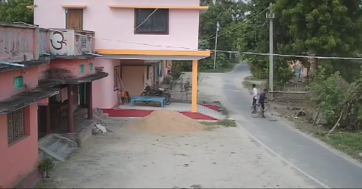 बाइक चो’री में विफल हुआ तो साइकिल ही लेकर भागा चो’र ; सीसीटीवी में बाइक का लॉक तोड़ते दिखा चो’र