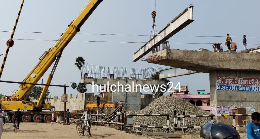 छपरा-जलालपुर मुख्य मार्ग अवरुद्ध ; निर्माणाधीन ओवरब्रिज पर गार्डर चढ़ाने के कारण 10 दिनों तक दूसरे रास्ते से करना पड़ेगा सफर