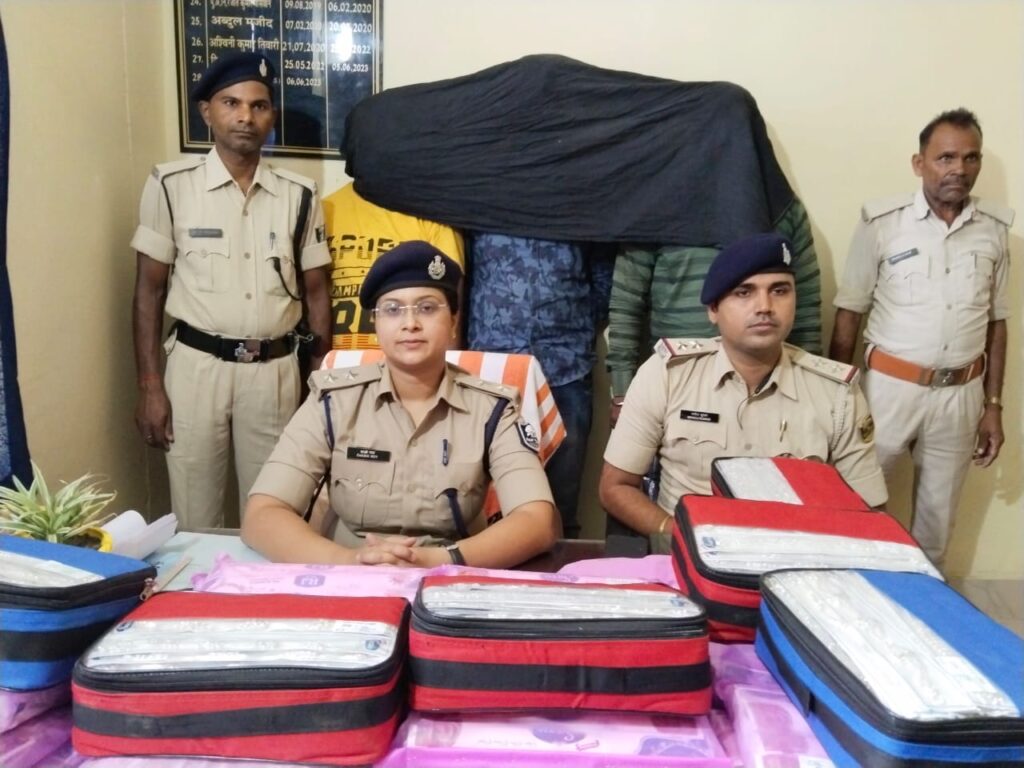 लक्जरी कार से करीब 1.02 क्विंटल चांदी बरामद ; तीन लोग लिए गए हिरासत में