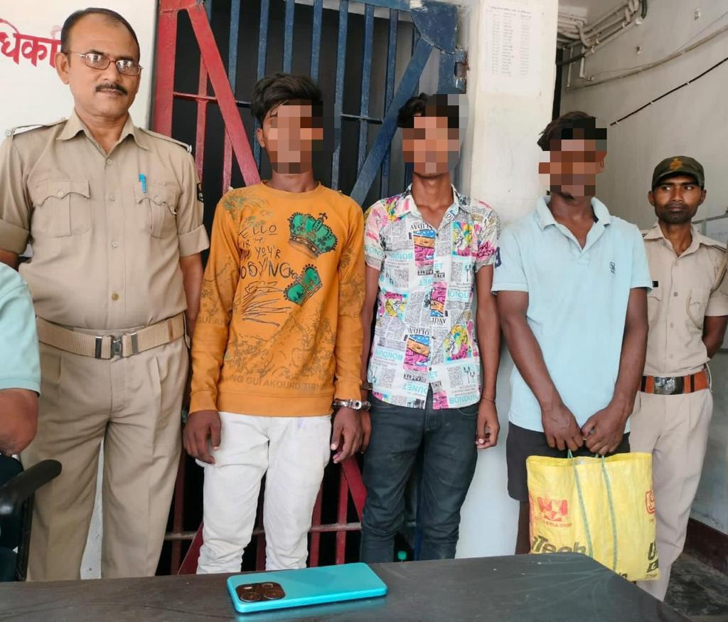 मोबाइल छिनतई मामले में तीन अ’पराधियों को पुलिस ने किया गिरफ्तार