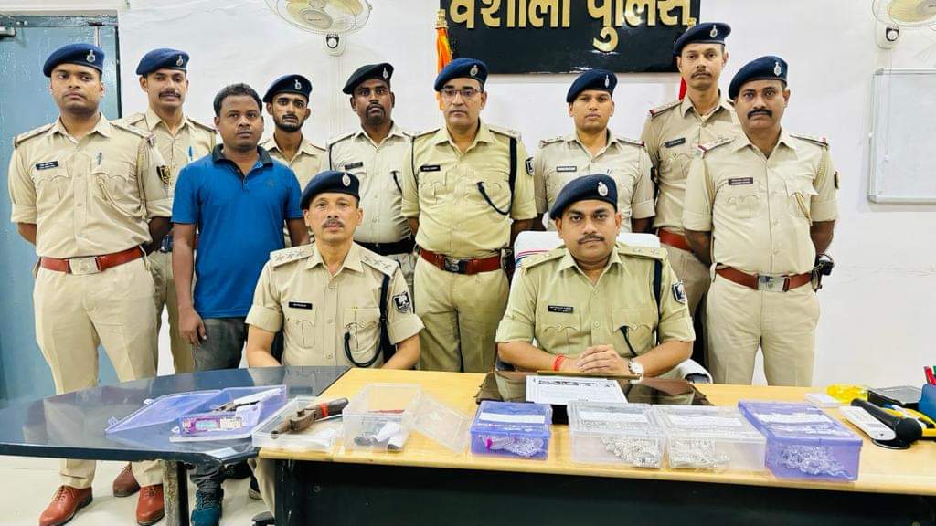 ‌स्वर्ण व्यवसायी से लू’ट कांड का उद्भेदन कर पुलिस ने दो अपराधियों को किया गिरफ्तार ; हथियार के साथ लू’ट का 3 किलो चांदी बरामद