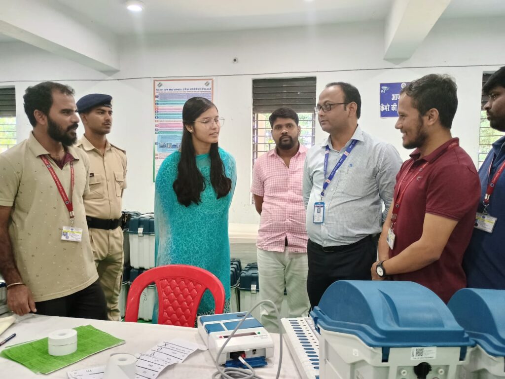 प्रशिक्षु आईएएस सह सहायक डीएम श्रेया श्री ने समझीं इवीएम की बारीकियां