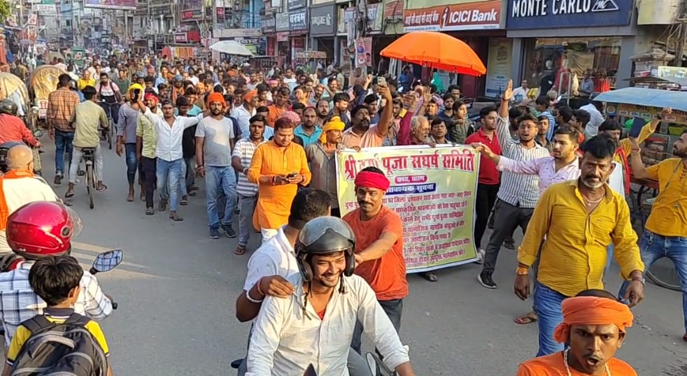 जिला प्रशासन के खिलाफ सड़कों पर उतरे दुर्गा पूजा समिति के सदस्य एवं डीजे साउंड संचालक