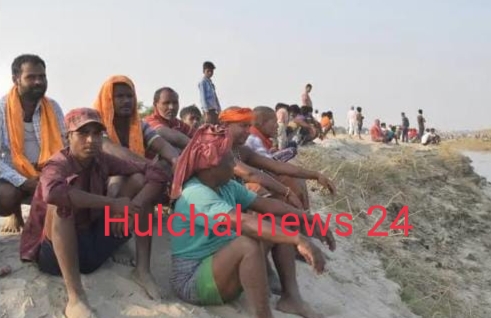 गंगा नदी में बालु लदी नाव पलटने से एक मजदूर लापता ; अन्य मजदूरों ने तैरकर बचाई जान, तलाश में जुटी एसडीआरएफ टीम