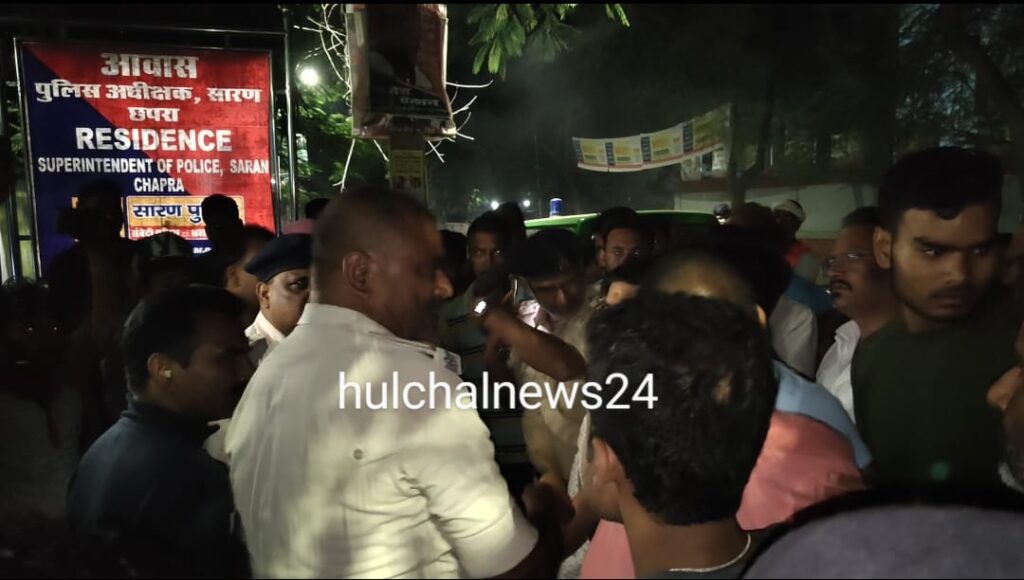 एसपी आवास का घेराव कर हंगामा के बाद पुलिस को चटकानी पड़ी लाठियां ; उपचार के दौरान महिला की मौत के बाद चिकित्सक की गिरफ्तारी को ले आक्रोशित थे लोग