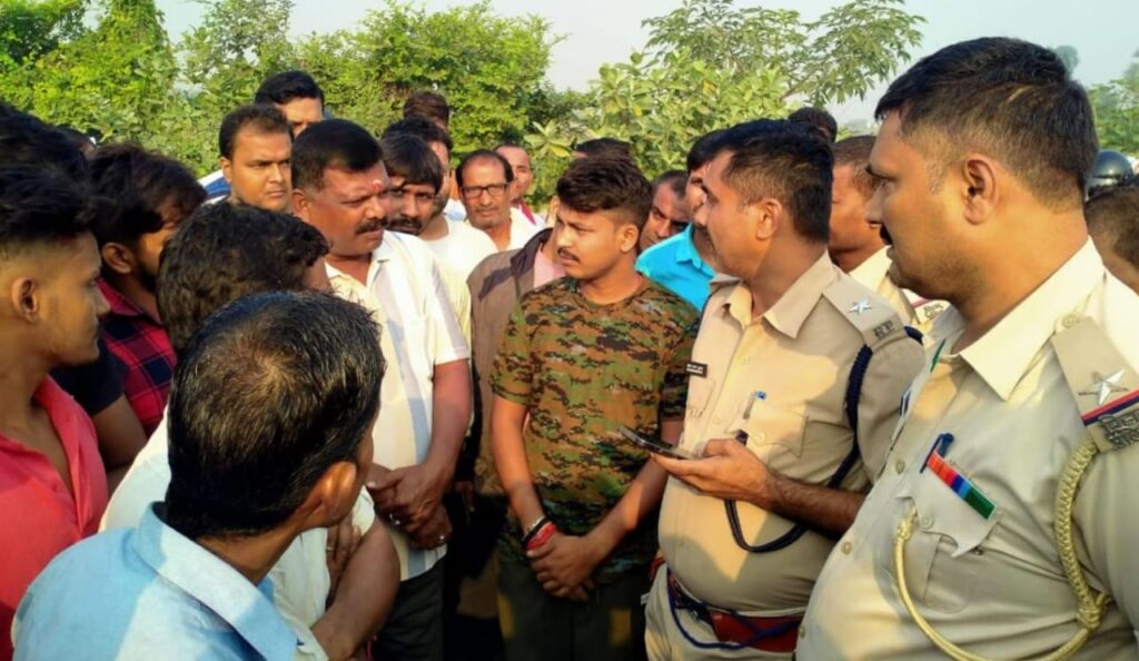 सड़क दुर्घटना में पति-पत्नी की मौ’त के बाद बवाल ; आक्रोशित लोगों ने एनएच 531 को जाम कर किया प्रदर्शन