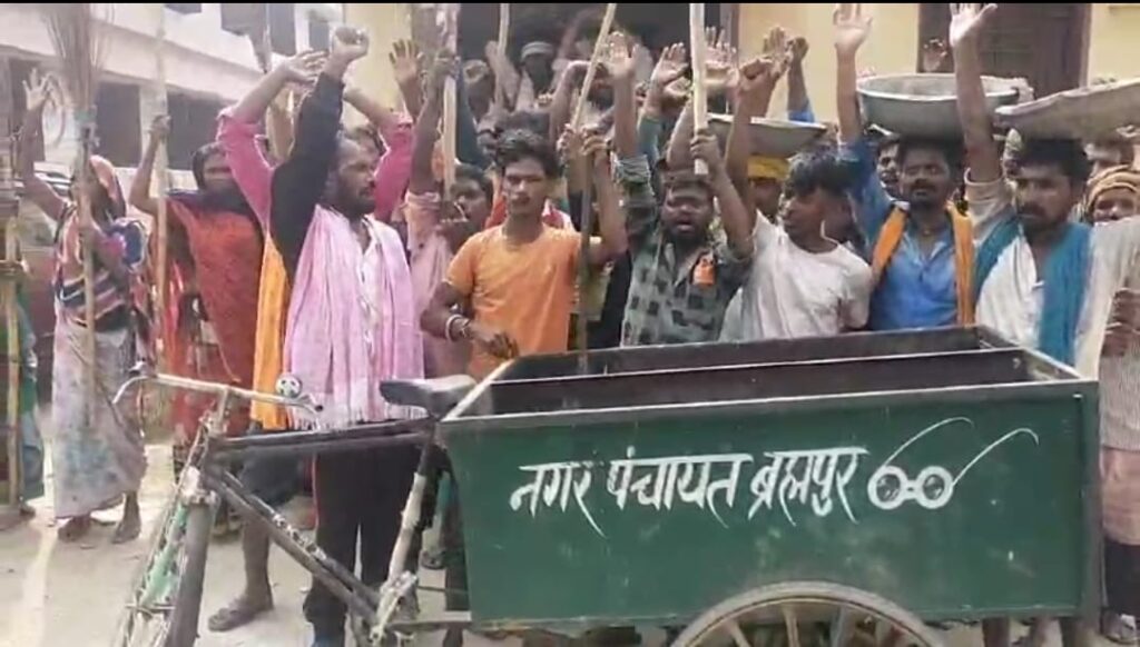 ब्रह्मपुर के सफाई कर्मियों ने बकाया मजदूरी के लिए किया धरना-प्रदर्शन