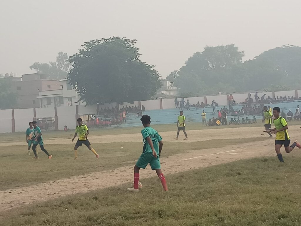 फुटबॉल अंडर 14 में कटिहार, सारण, पश्चिमी चंपारण, बक्सर, एकलव्य, सिवान, सहरसा व बांका पहुचे वार्टर फाइनल में तो अंडर 17 में मुंगेर, मधेपुरा चंपारण, जमुई, पूर्णिया, सिवान, बांका और सुपौल भी पहुंचे क्वार्टर फाइनल