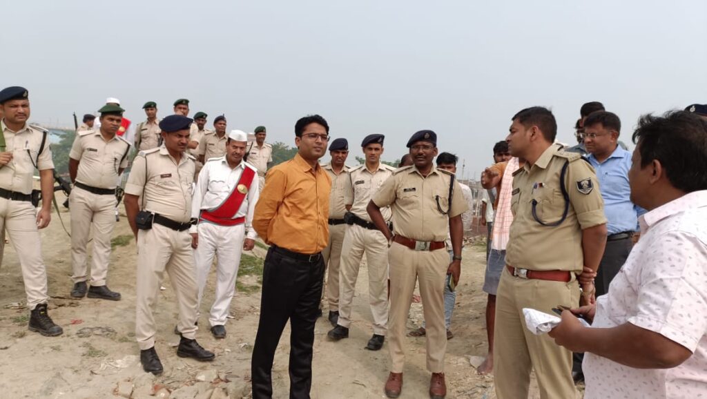 महापर्व छठ पर नदी में निजी नावों के परिचालन पर रहेगी रोक ; घाटों की साफ-सफाई करवाने, बैरिकेडिंग एवं साइनेज लगवाने का डीएम ने दिया निर्देश