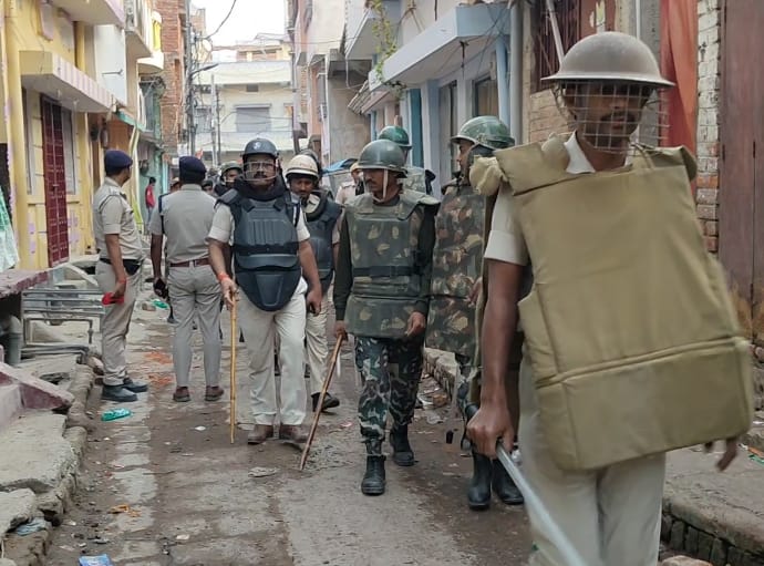 दुर्गापूजा प्रतिमा विसर्जन जुलूस एवं उ’पद्रव मामले में फ’रार चल रहे अभियुक्तों के घर जब चस्पाया गया इश्तेहार तो करने लगे कोर्ट में स’रेंडर
