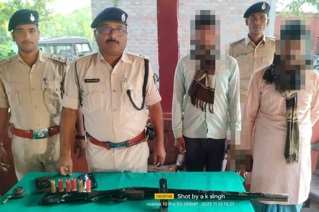 अ’पराध की घटना को अंजाम देने जा रहे दो अ’पराधियों को ह’थियार के साथ पुलिस ने किया गिरफतार