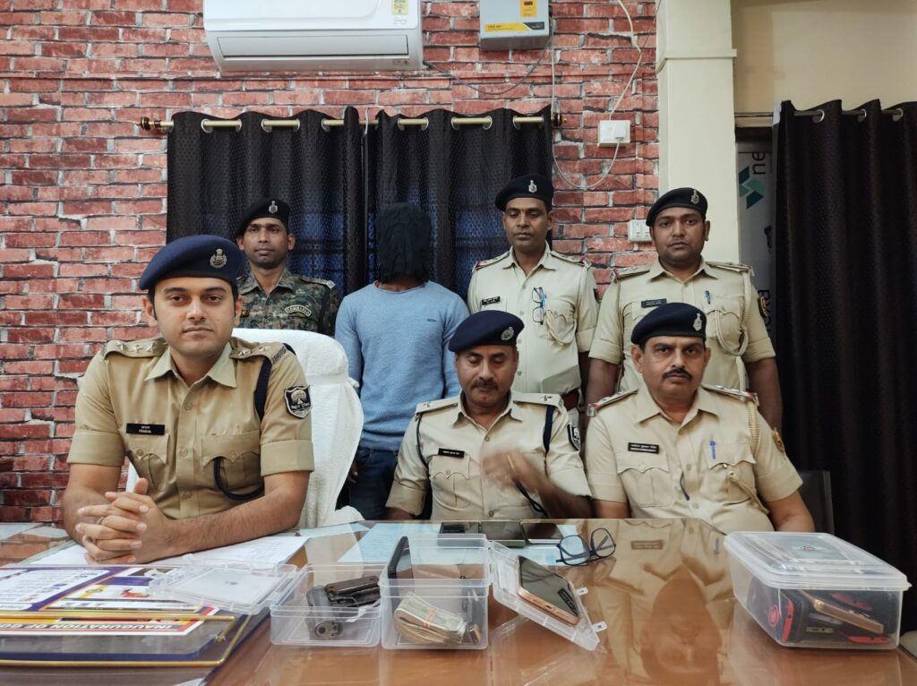 द’हशत फैलाने के लिए बाजार में फा’यरिंग कर रहे ब’दमाश को ऑटोमेटिक पि’स्टल के साथ पुलिस ने किया गिरफ्तार ; 21000 नकद बरामद