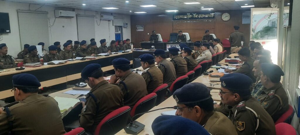सारण जिले में क्राइम कंट्रोल को लेकर एसपी ने की क्राइम मीटिंग ; पुलिस पदाधिकारियों को दिया निर्देश
