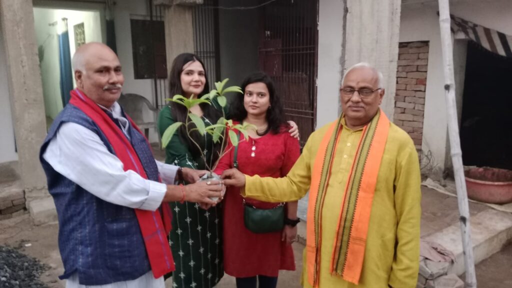 सिंगर स्वाती मिश्रा को रुद्राक्ष का पौधा देकर धर्म प्रसार प्रमुख ने किया सम्मानित ; छठ पर्व में छपरा पहुंचने पर विभिन्न संस्थाओं ने भी पुष्प गुच्छ एवं अंग वस्त्र से किया सम्मानित