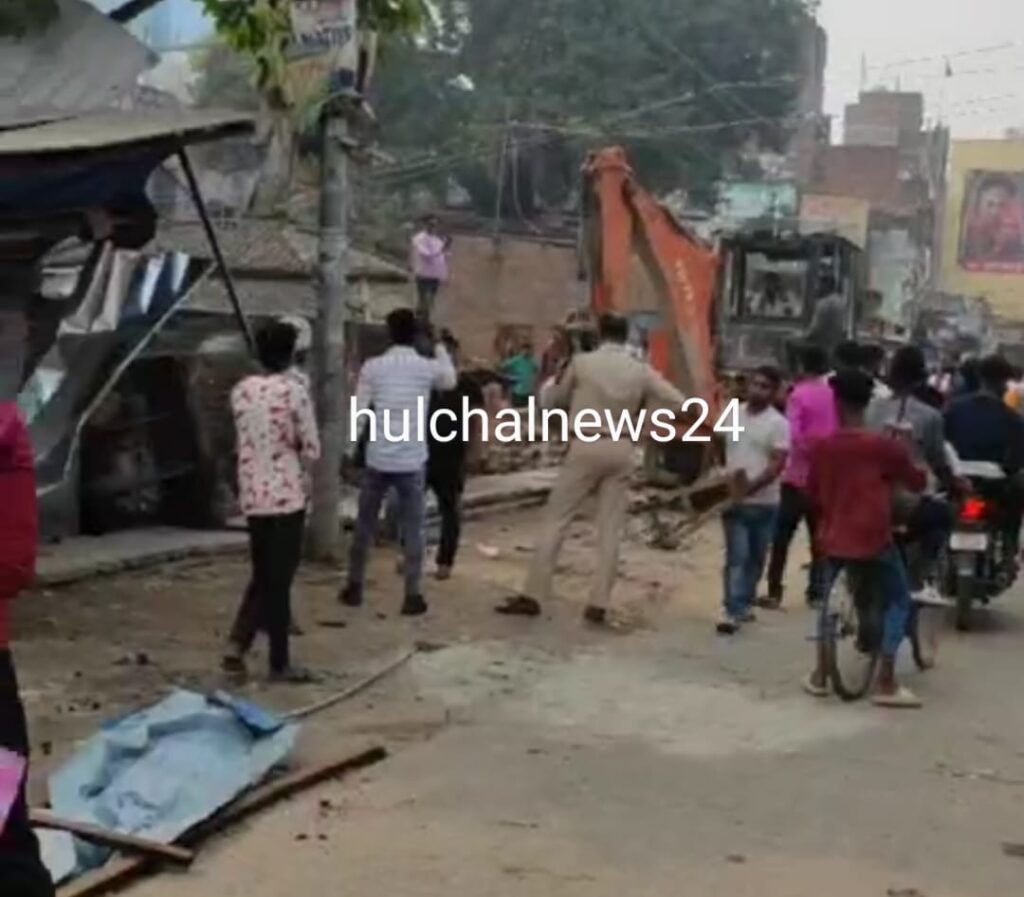 गुदरी बाजार में 60 वर्षों के अ’वैध कब्जे पर चला छपरा नगर निगम का बुलडोजर ; दुकानें हो गई ज’मींदोज