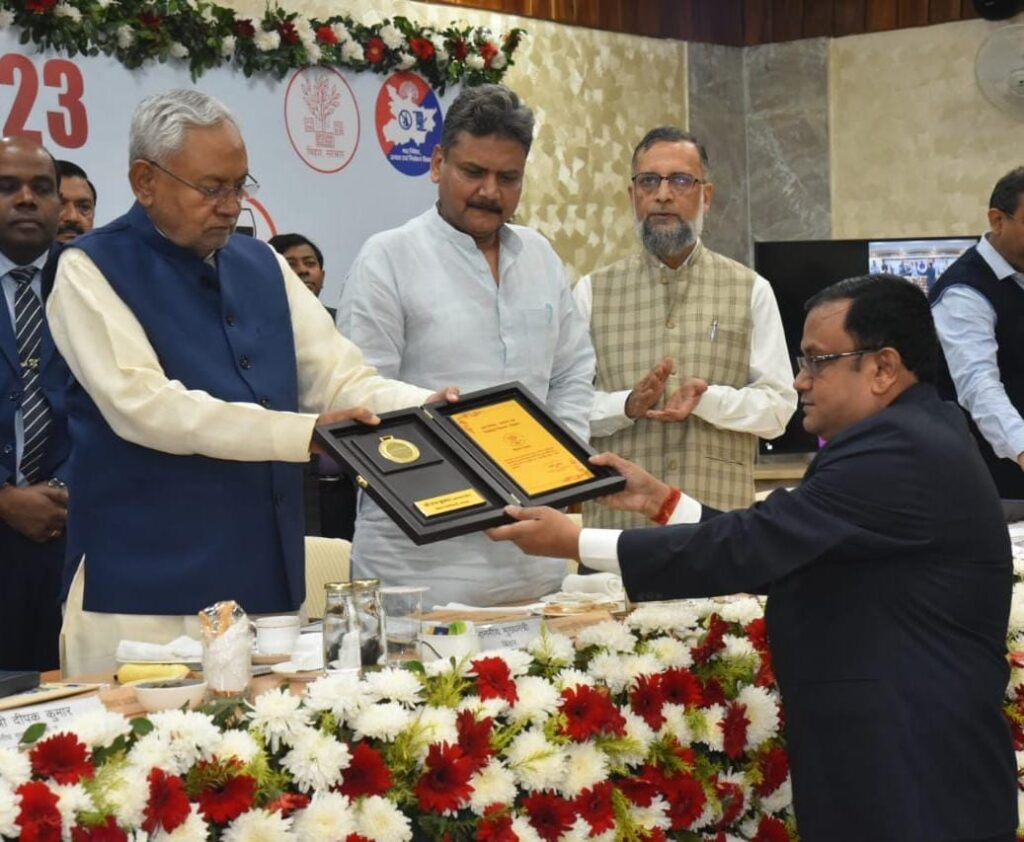 सारण निवासी भोजपुर डीएम को सीएम ने किया सम्मानित ; जिले वासियों में खुशी की लहर