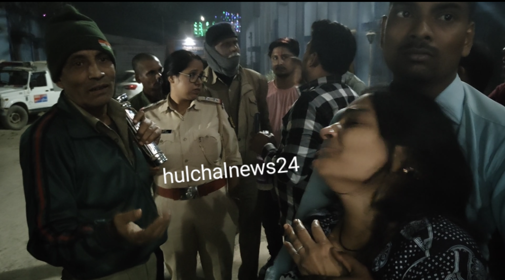 पुलिस के सामने बुलेट से फिल्मी स्टाइल में लेकर भागे विवाहिता का शव ; सदर अस्पताल पहुंची विवाहिता की मां की स्थिति बिगड़ी कहा – बेटी चाहिए नहीं तो लगा दूंगी सबको आ…