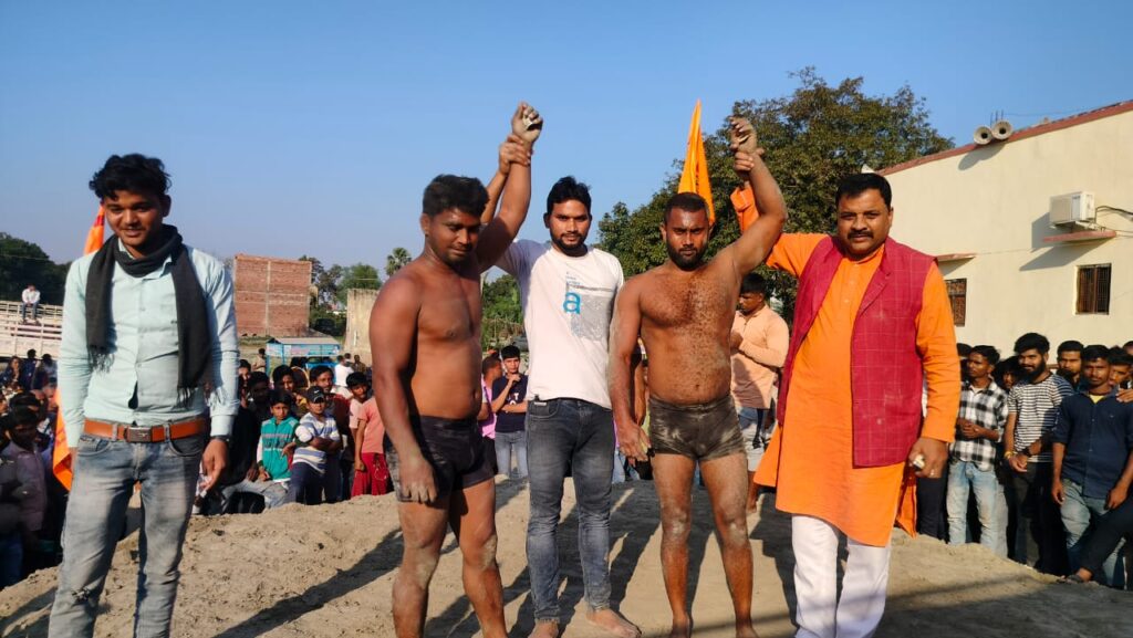 दंगल प्रतियोगिता में भोरे के दीपक ने गोरखपुर के संदीप को दी पटखनी