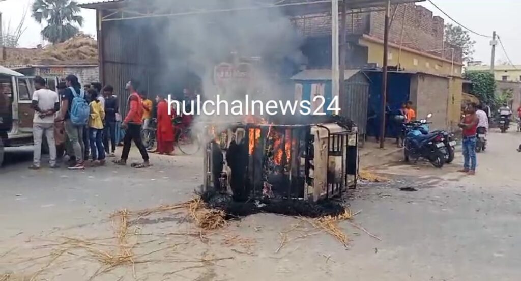 अनियंत्रित टोटो ने एक बच्ची को रौं’दा ; मौ’त के बाद आक्रोशित ग्रामीणों ने टोटो में लगा दी आ’ग ; दूसरी दु’र्घटना में वृद्ध की गई जा’न