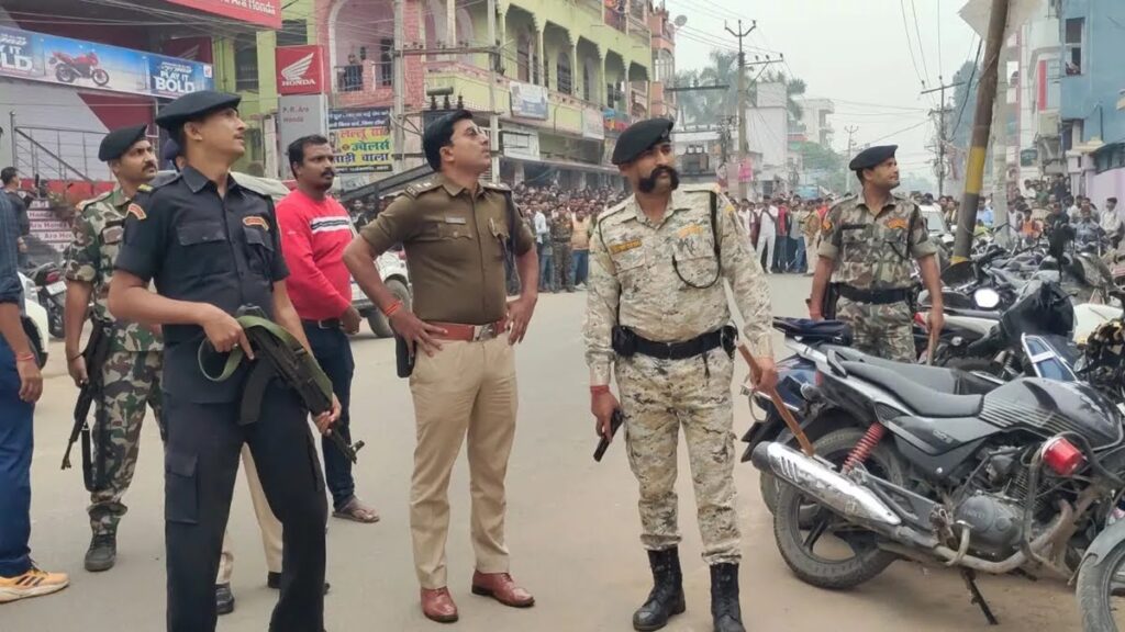 लू’ट के दौरान बैंक के बाहर टीम सहित एक्शन मोड में डटे थे एसपी ; ₹16 लाख लू’टकर पिछले दरवाजे से भागे अ’पराधी