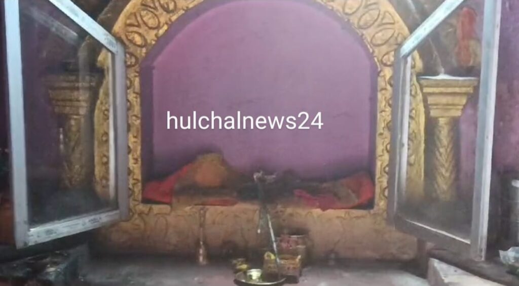 मंदिर से करोड़ों मूल्य के अष्टधातु की मूर्ति चो’री ; ग्रामीणों में आक्रोश