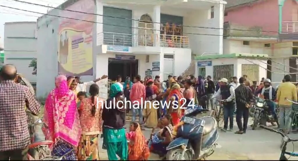 महिलाओं को ऋण देने के नाम पर लाखों रुपए लेकर चंपत हुआ इक्विट्स माइक्रोफाइनेंस ; आक्रो’शित महिलाओं ने सड़क जाम कर किया प्रद’र्शन