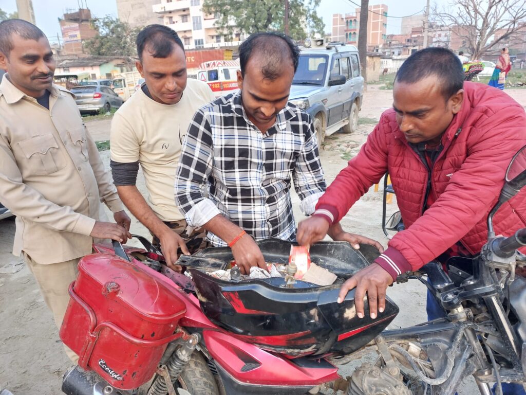 बाइक के पेट्रोल टंकी से निकला अंग्रेजी श’राब ; त’स्कर गिरफ्तार