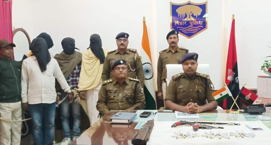 एसटीएफ ने चार कु’ख्यात अ’पराधियों को द’बोचा ; देसी राइफल व एक देसी पि’स्टल के साथ 28 जिंदा का’रतूस बरामद