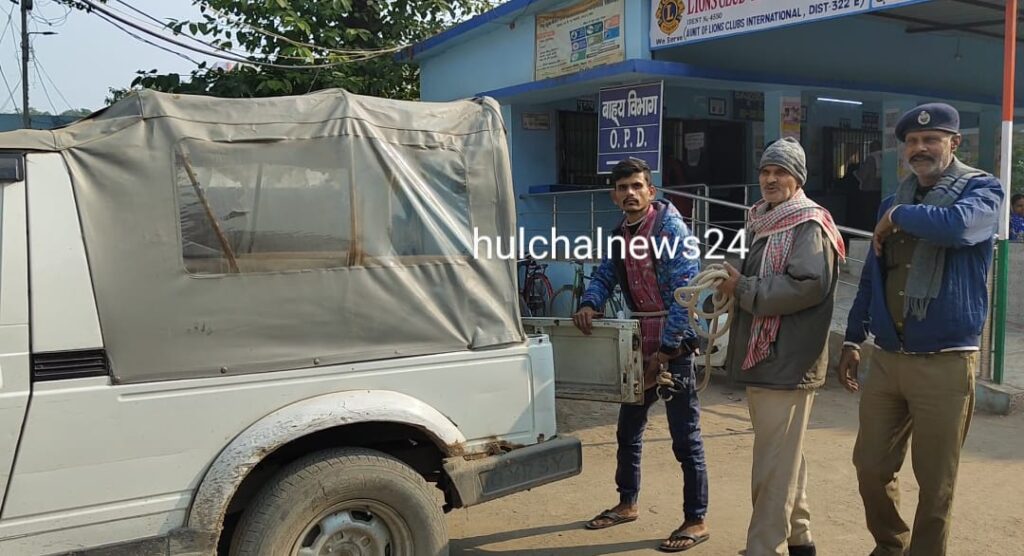 रंगे हाथ बाइक चो’र को पकड़ पि’टाई के बाद पुलिस को सौंपा ; दूसरा चो’र फरार