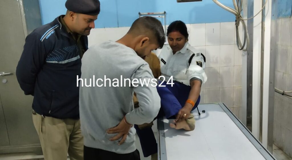 ड्यूटी पर मौजूद महिला ट्रैफिक पुलिस ने ब्रेजा कार को रूकने का किया इशारा तो चालक उसे टक्कर मार कर भागा, पर क्यों…?.