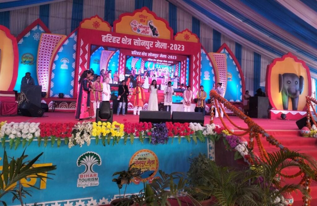दृष्टिबाधित बच्चियों ने सोनपुर मेले के मुख्य मंच से दिया जल-जीवन-हरियाली का संदेश ; प्राधिकरण के पेवेलियन में आपदाओं से बचने की दी जा रही जानकारी
