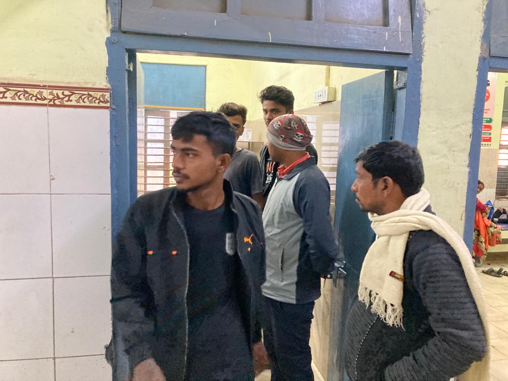 अ’नियंत्रित वाहन की चपेट में आने से दो युवकों की मौ’त ; सिटी राइड छोड़कर भागा चालक