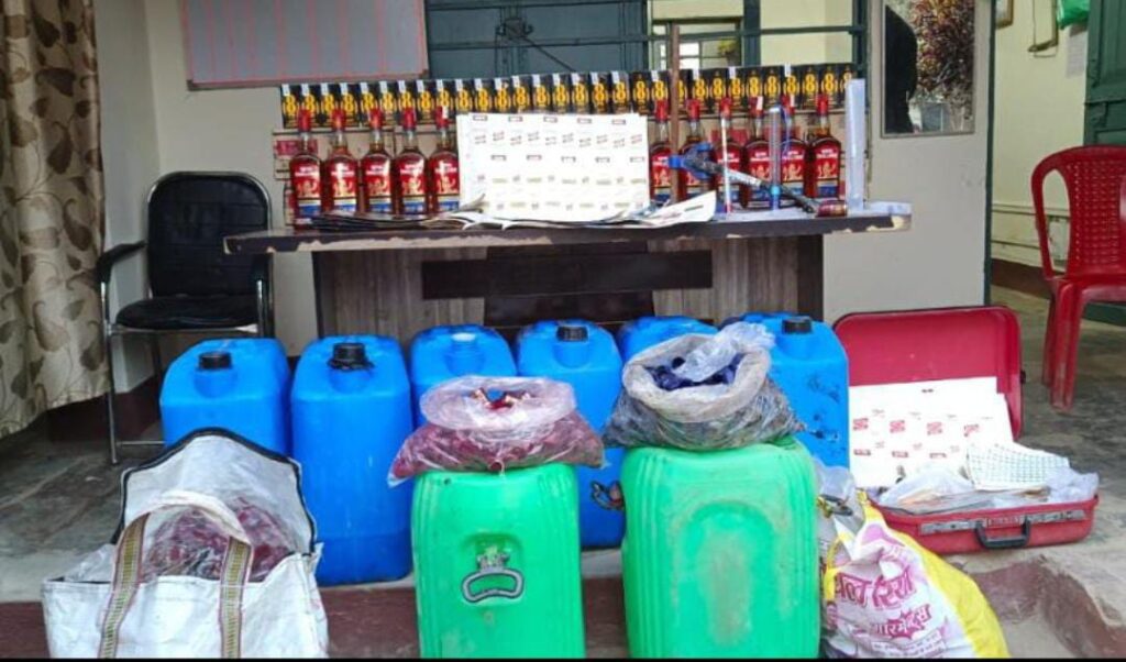 छपरा में अवैध रूप से चल रहा था नकली श’राब बनाने की फैक्ट्री ; पुलिस ने उद्भेदन कर 8 कारोबारियों के साथ ब्रांडेड श’राब के बोतल रैपर एवं पंचिंग मशीन को किया बरामद