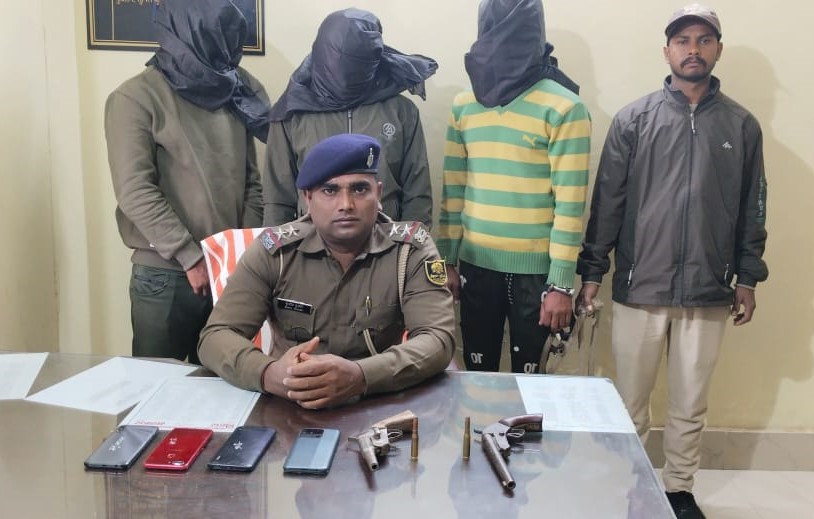 लू’टपाट की सूचना के बाद पुलिस ने त्वरित कार्रवाई में तीन अ’पराधियों को ह’थियार के साथ किया गि’रफ्तार ; लू’टा गया मोबाइल व नकद बरामद
