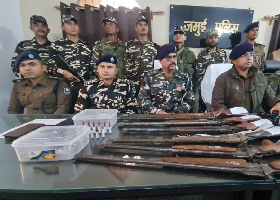 न’क्सलियों द्वारा छुपाकर रखे गये भारी मात्रा में वि’स्फोटक और ह’थियार को पुलिस ने किया बरामद