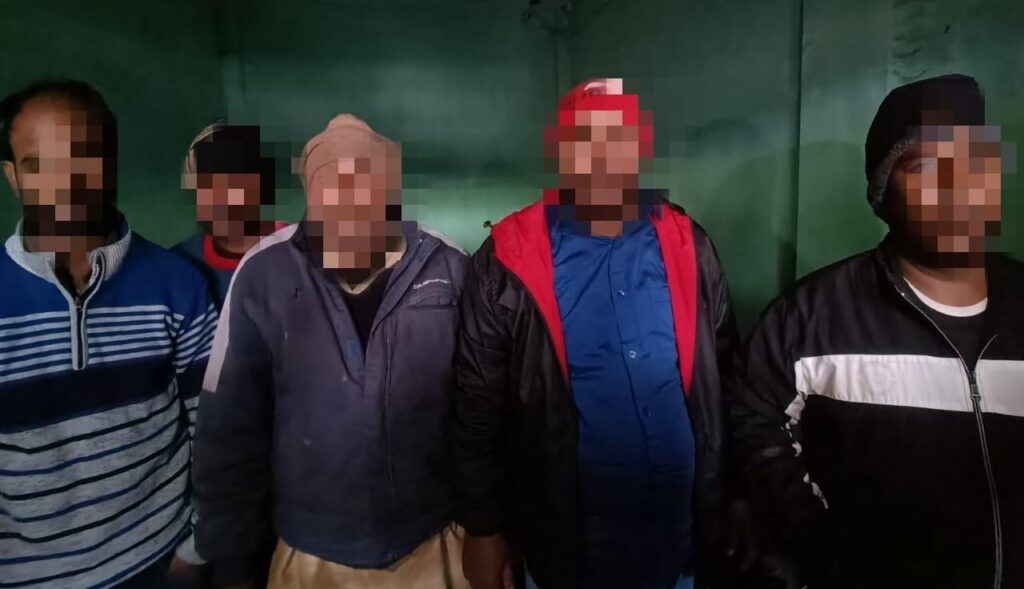 रात्रि में श’राब के खिलाफ छापेमारी करने पहुंची पुलिस टीम पर ह’मला ; त्वरित कार्रवाई में पांच गिरफ्तार