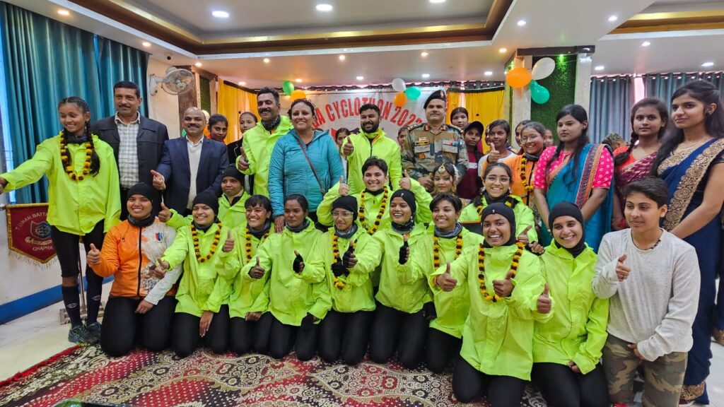 एनसीसी की 14 गर्ल्स कैडेटाें की साइक्लोथोन टीम का छपरा में हुआ भव्य स्वागत ; 35 दिनाें में 2107 किमी की दूरी तय कर दिल्ली पहुंचेगी टीम