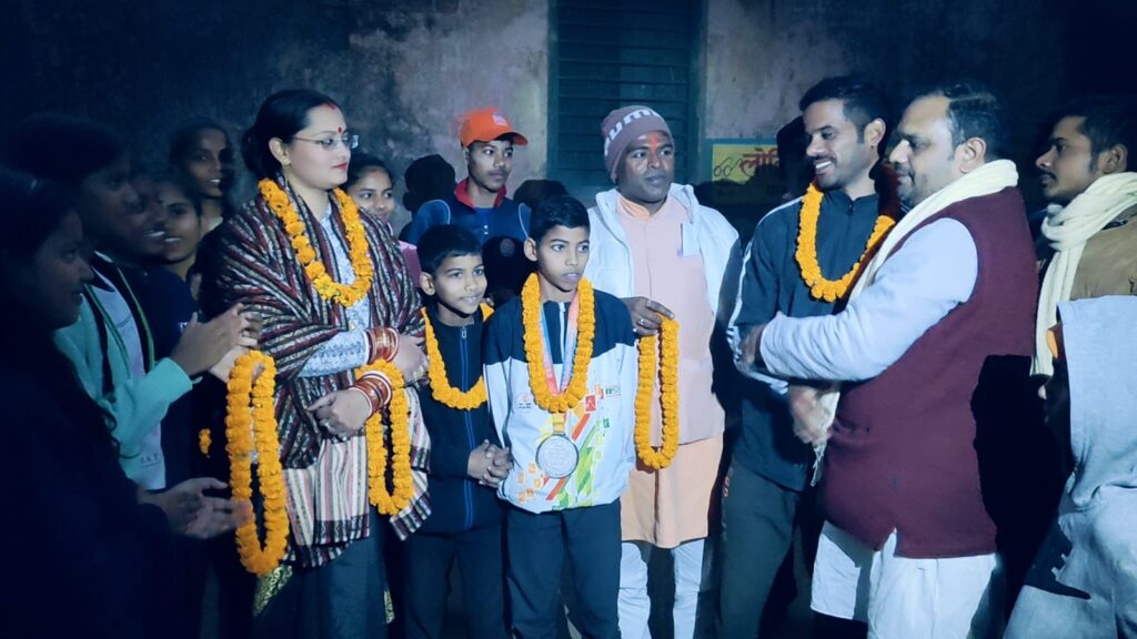 नेशनल ताइक्वांडो प्रतियोगिता में छपरा के शिवम ने बिहार के लिए जीता सिल्वर मेडल ; छपरा में किया गया जोरदार स्वागत