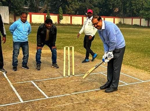 रेलवे विद्युत विभाग की टीम ने लेखा विभाग को 7 विकेट से हराया ; वाराणसी मंडल रेल प्रबंधक ने बैटिंग कर किया शुभारंभ