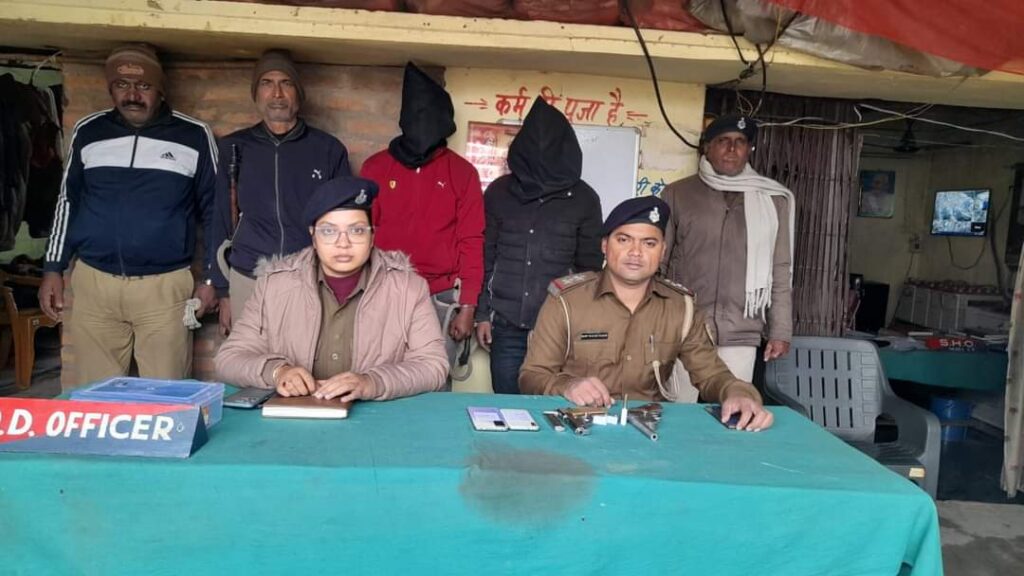 सारण पुलिस ने लो’डेड पि’स्टल व क’ट्टा के साथ दो अपराधियों को किया गिरफ्तार