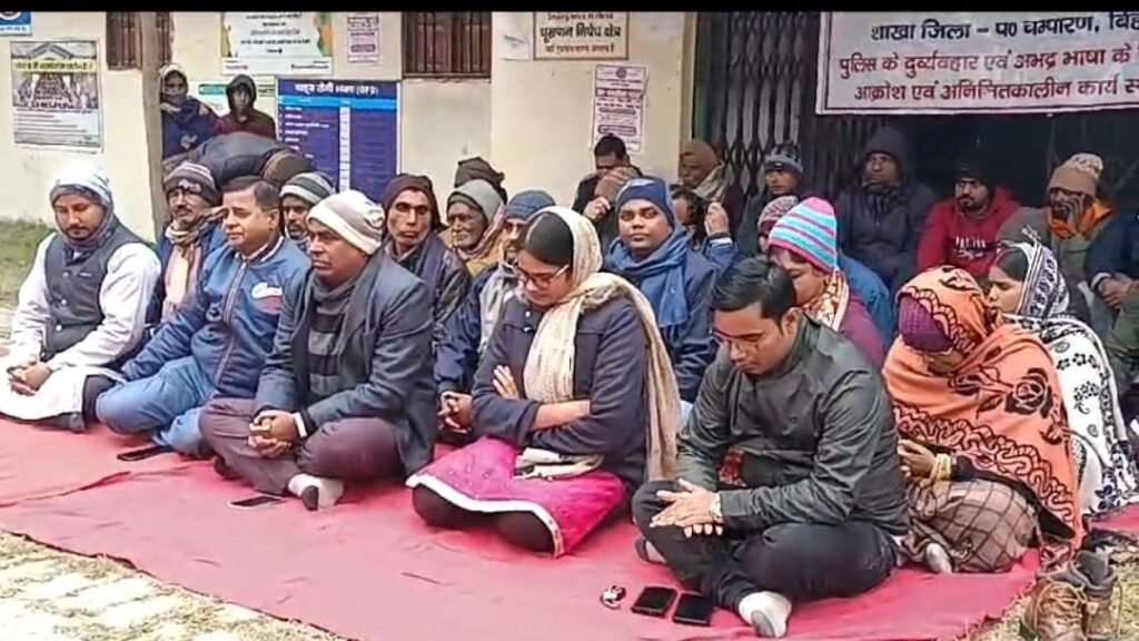 चिकित्सक के साथ अ’भद्र व्यवहार मामले में नौतन थाना अध्यक्ष पर कार्रवाई नहीं होने से नाराज चिकित्सकों ने तीसरे दिन भी जारी रखा ह’ड़ताल ; राज्य स्तर पर हो सकता है आंदोलन