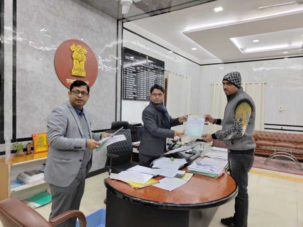 मुख्यमंत्री प्रखंड परिवहन योजना के तहत बस क्रय करने हेतु ₹पांच लाख रुपए अनुदान के लिए चयनित 107 लाभुकों को डीएम ने दिया चयन पत्र