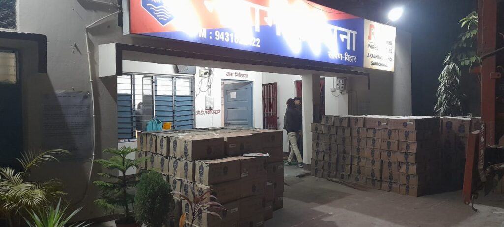 सारण पुलिस ने लाखों रुपए मूल्य के एक ट्रक विदेशी श’राब के साथ दो श’राब कारोबारियों को किया गया गिरफ्तार