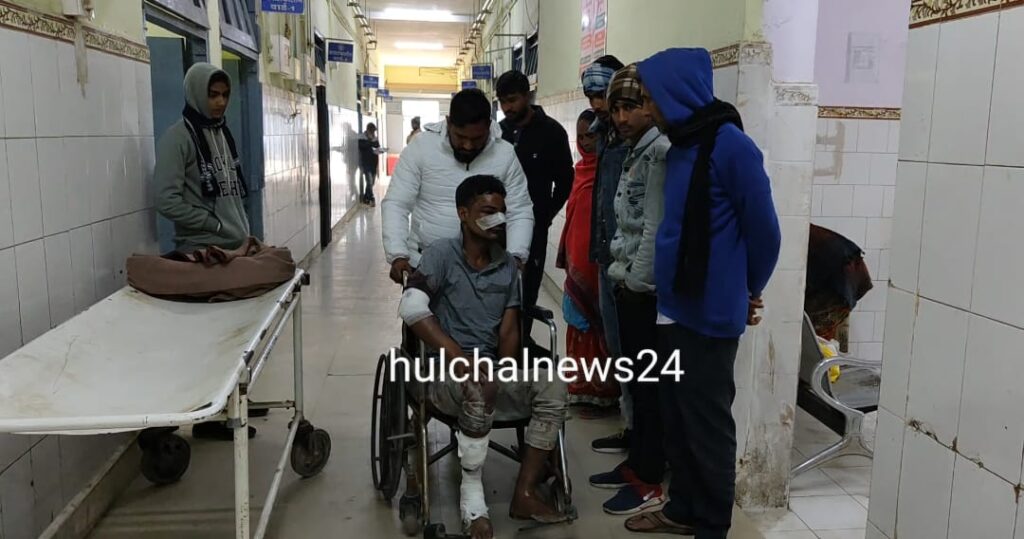 घर में घुसे युवक को मारपीट के बाद चाकू घोंपकर खेत में फेंका ; पुलिस ने युवक को पहुंचाया अस्पताल