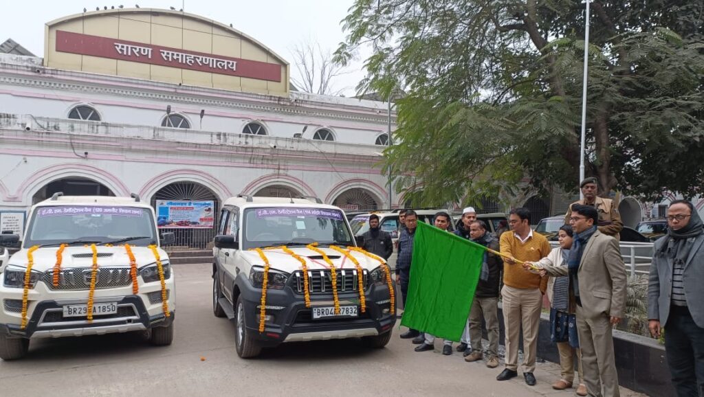 सारण डीएम ने चलंत ईवीएम प्रदर्शन गाड़ी को हरी झंडी दिखाकर किया रवाना ; मतदाताओं को ईवीएम से परिचित कराएगा यह जागरूकता वाहन